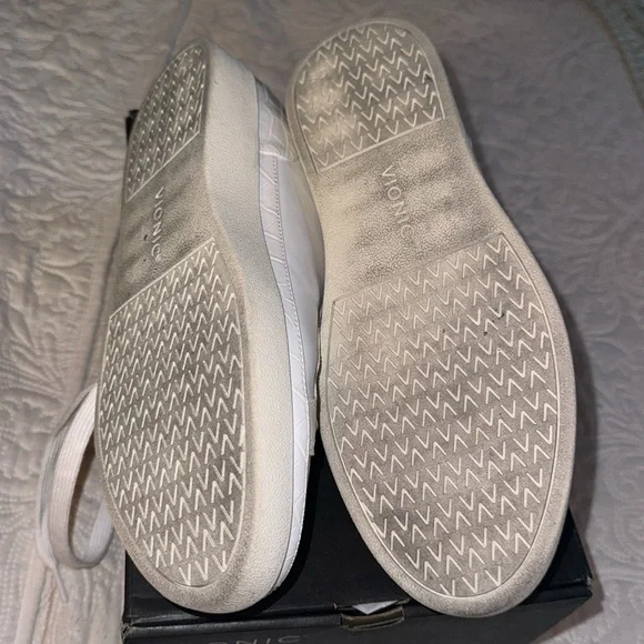 Vionic Winny Sneaker - Picture 3 of 6